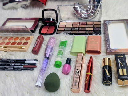 "Celebrate love with the Mate Deal 20in1 Makeup Bundle! 🌹